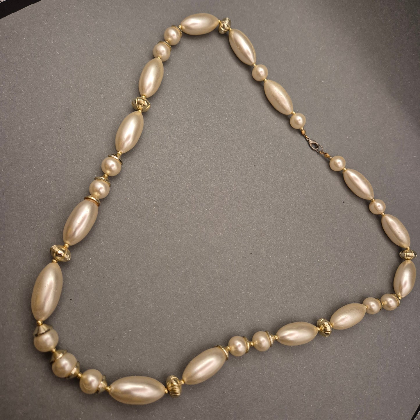 Elegante Perlenkette – Creme-weiße Ovalperlen mit Gold-Akzenten