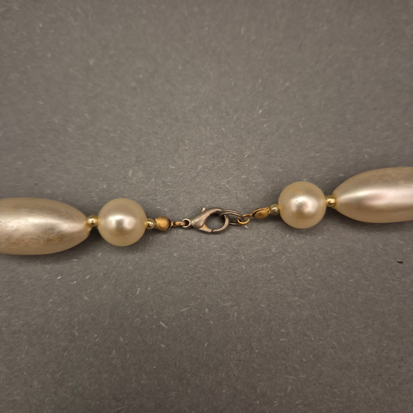 Elegante Perlenkette – Creme-weiße Ovalperlen mit Gold-Akzenten