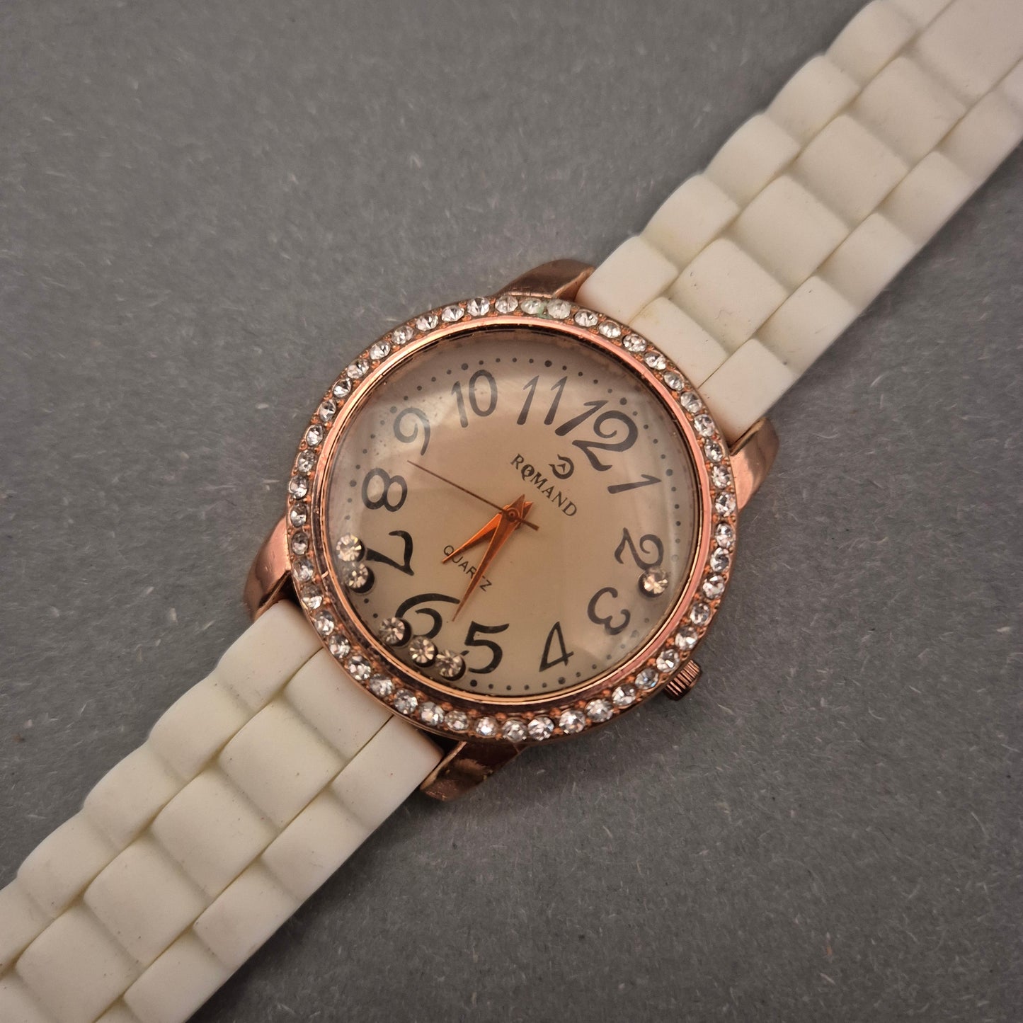 ROMAND Damen Uhr – Roségold, Strass & Weißes Silikonarmband