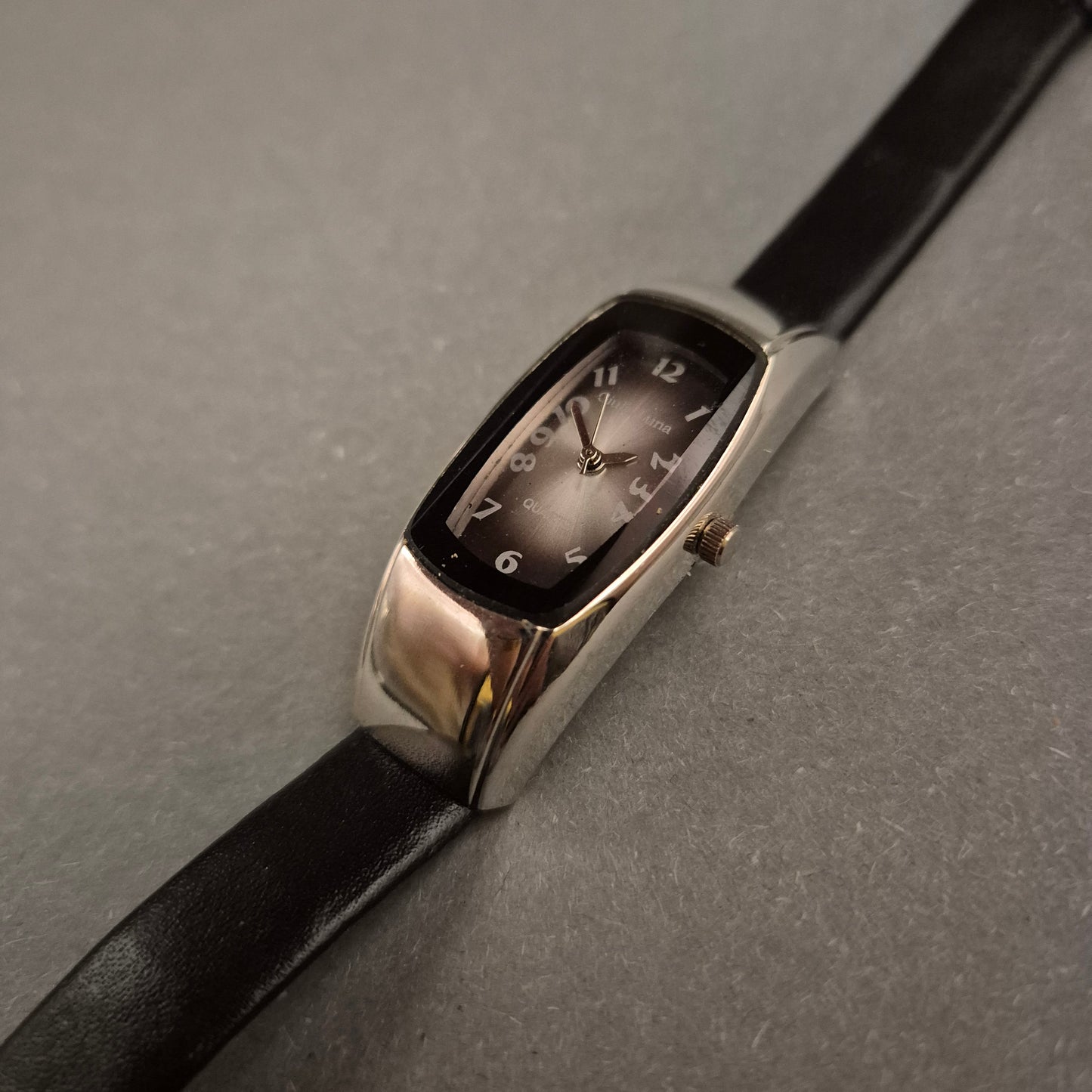 Giulia Luna Damen Quarzuhr – Elegantes Tunnel-Design, Schwarz/Silber