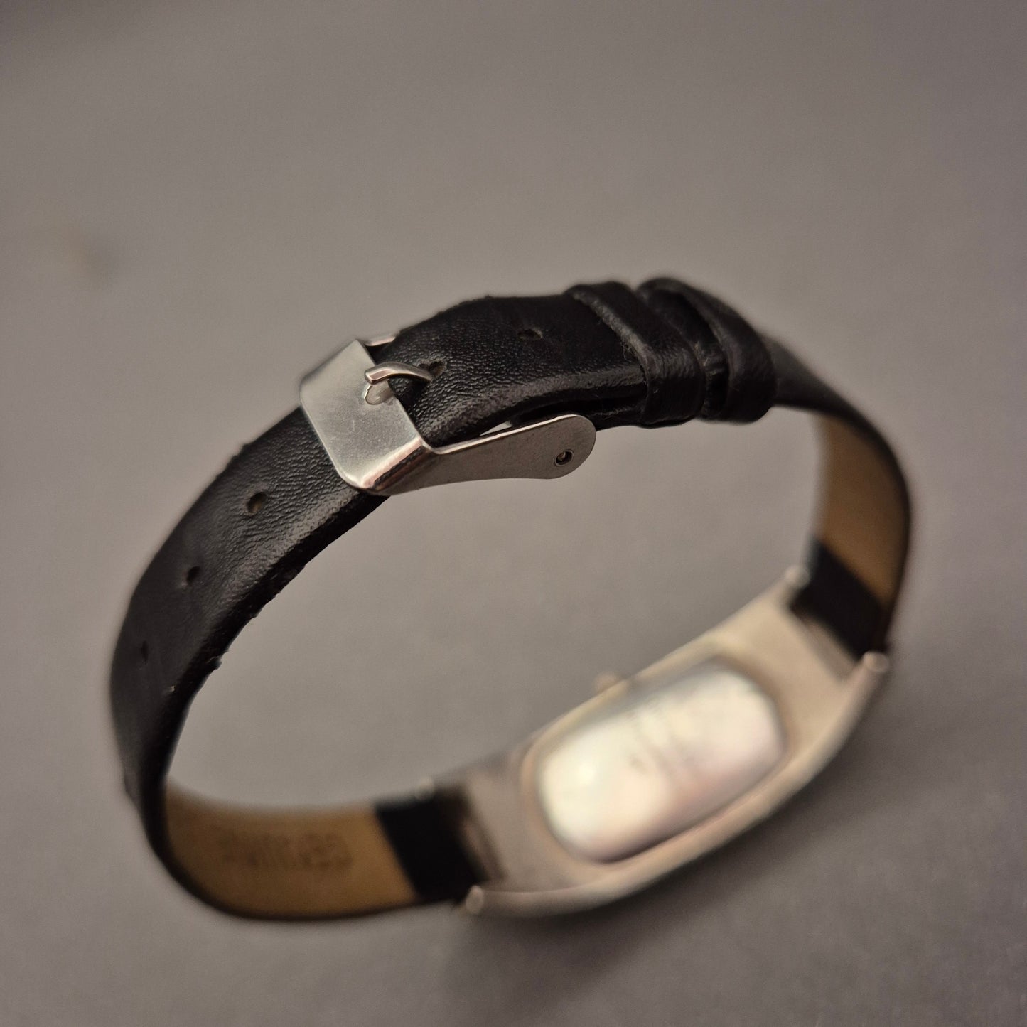 Giulia Luna Damen Quarzuhr – Elegantes Tunnel-Design, Schwarz/Silber