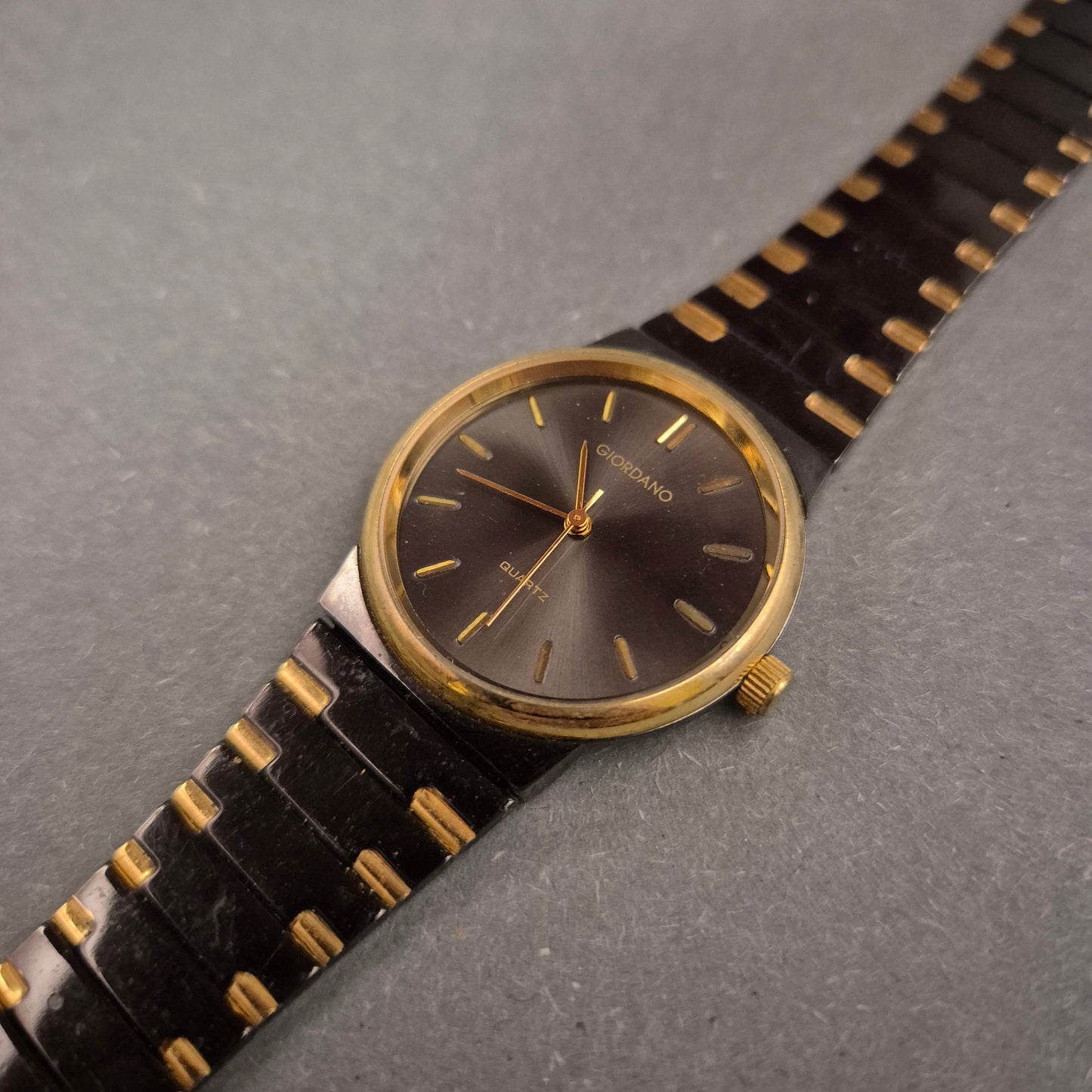 Elegante Giordano Damen Uhr – Schwarz-Gold-Kombination