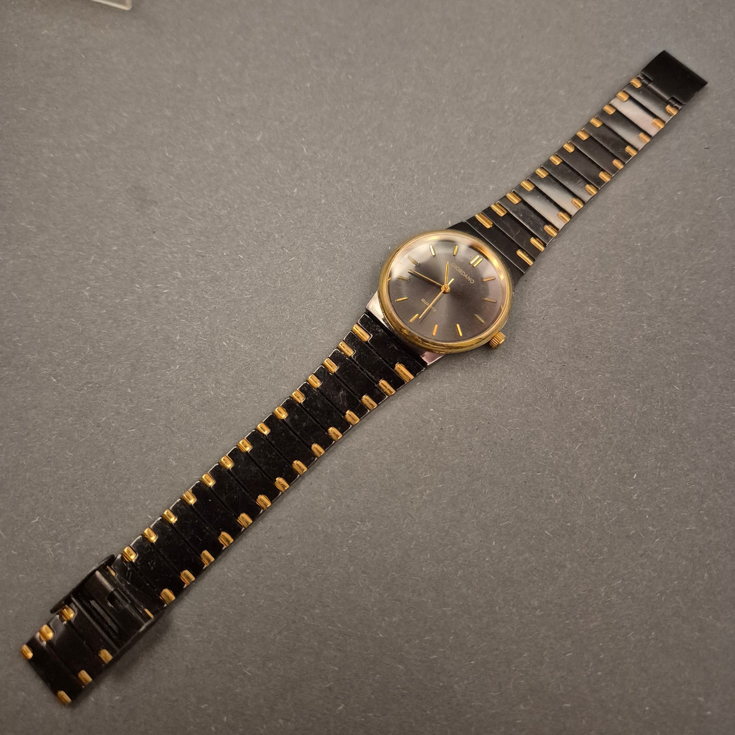 Elegante Giordano Damen Uhr – Schwarz-Gold-Kombination