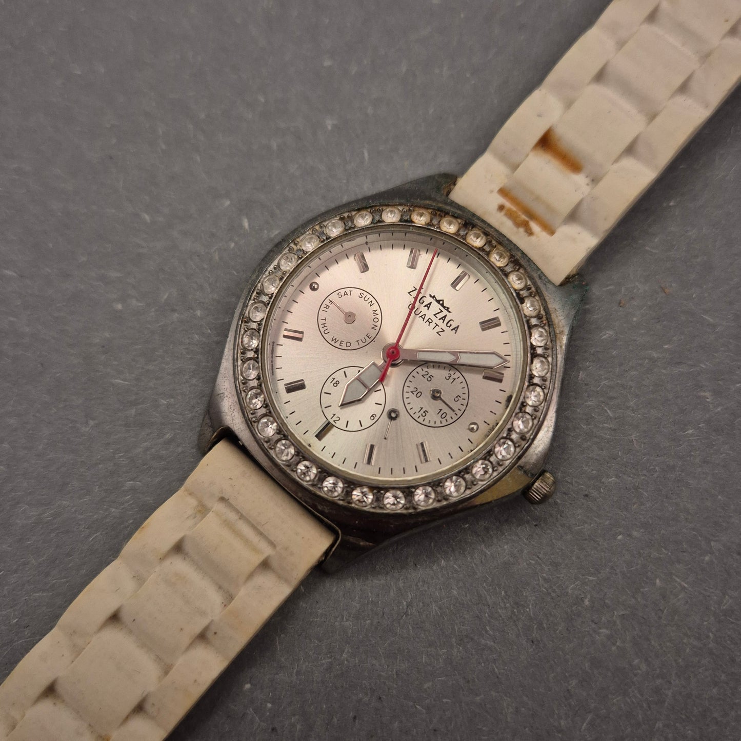 Modische Ziga Zaga Damen Uhr – Strasslünette & Sportliches Design