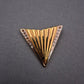 Elegante Brosche in Dreiecksform – Goldfarbenes Fächerdesign mit Strass