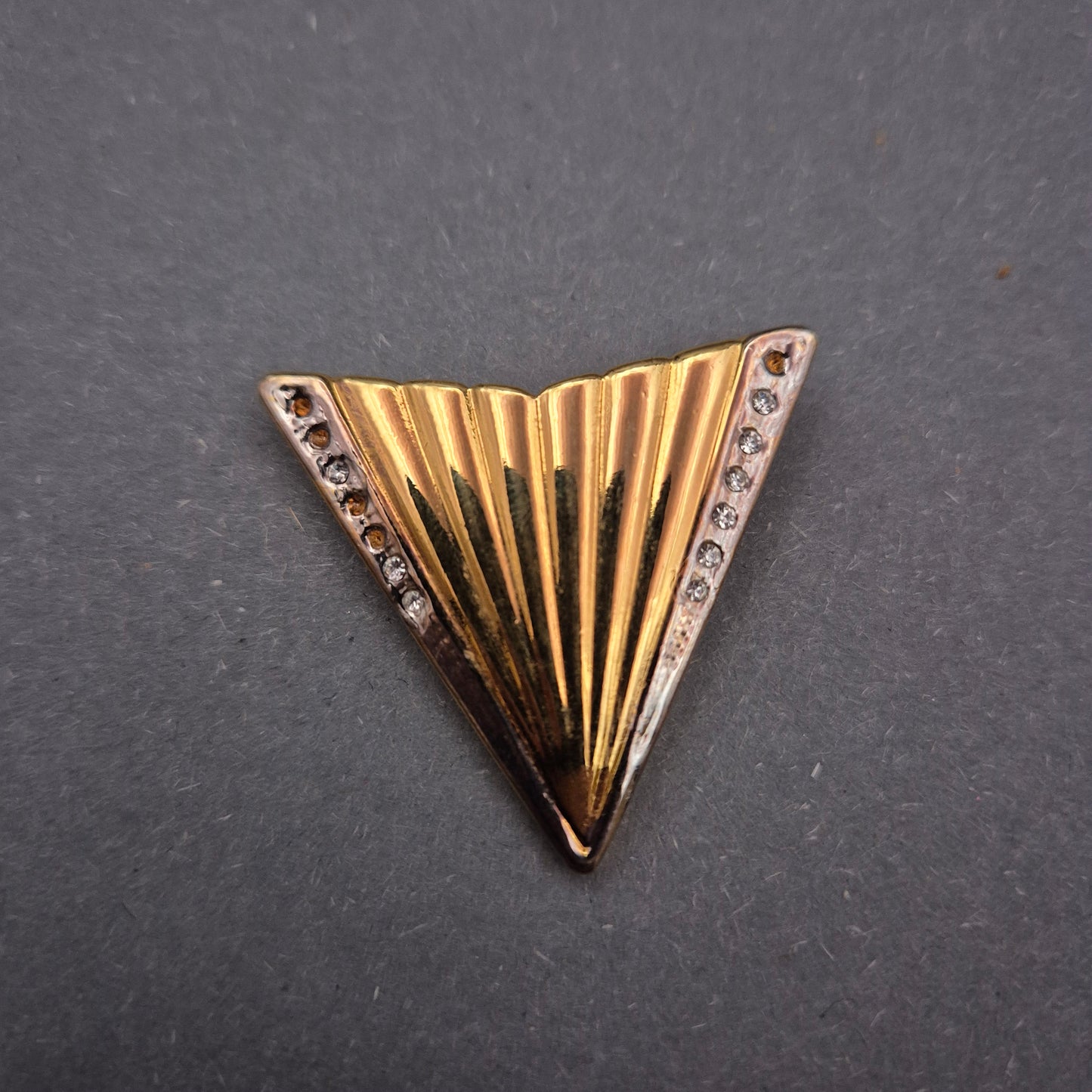 Elegante Brosche in Dreiecksform – Goldfarbenes Fächerdesign mit Strass