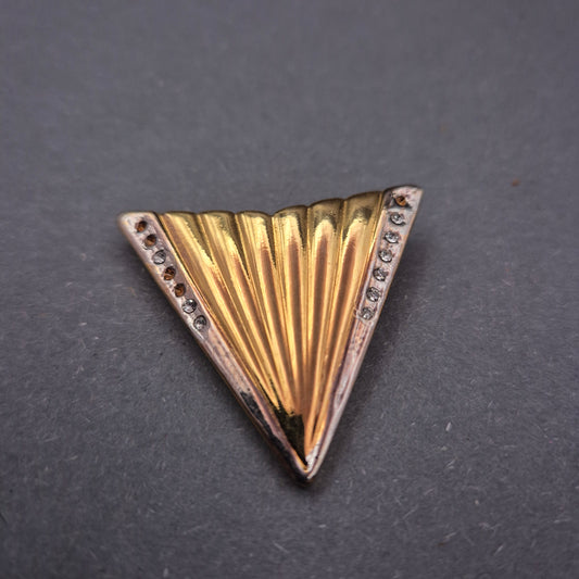 Elegante Brosche in Dreiecksform – Goldfarbenes Fächerdesign mit Strass