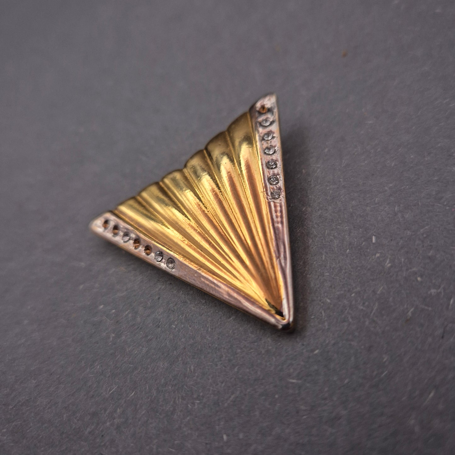 Elegante Brosche in Dreiecksform – Goldfarbenes Fächerdesign mit Strass