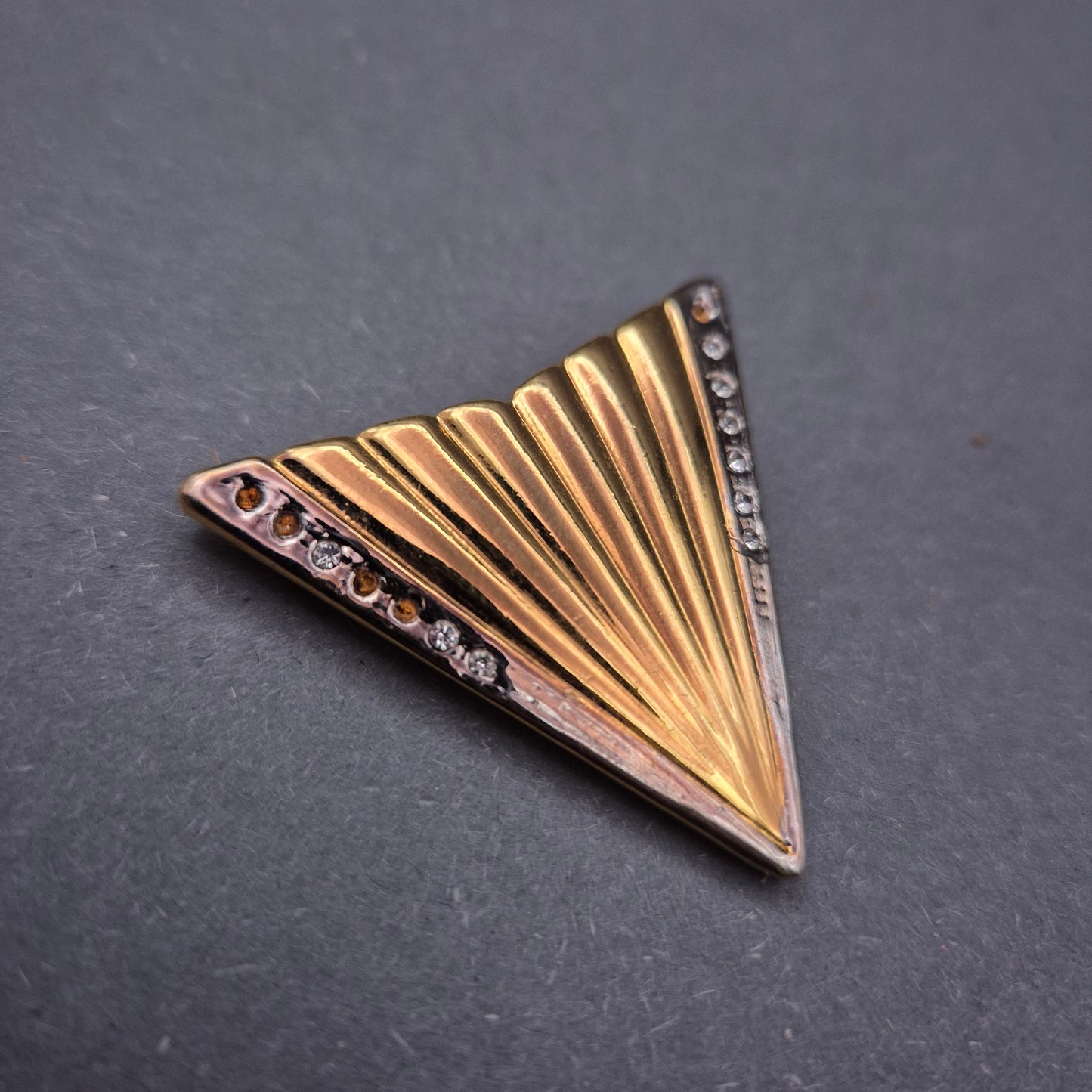 Elegante Brosche in Dreiecksform – Goldfarbenes Fächerdesign mit Strass