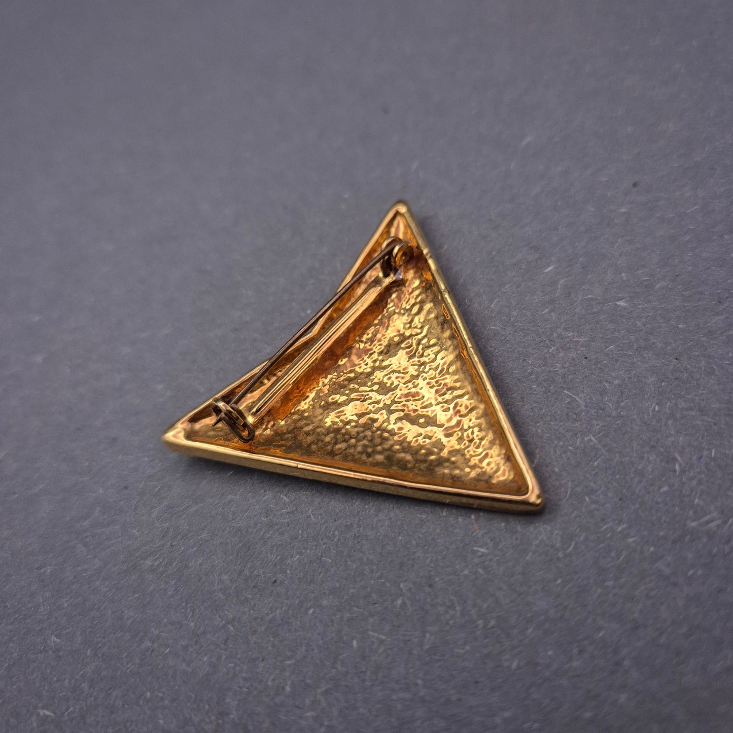 Elegante Brosche in Dreiecksform – Goldfarbenes Fächerdesign mit Strass