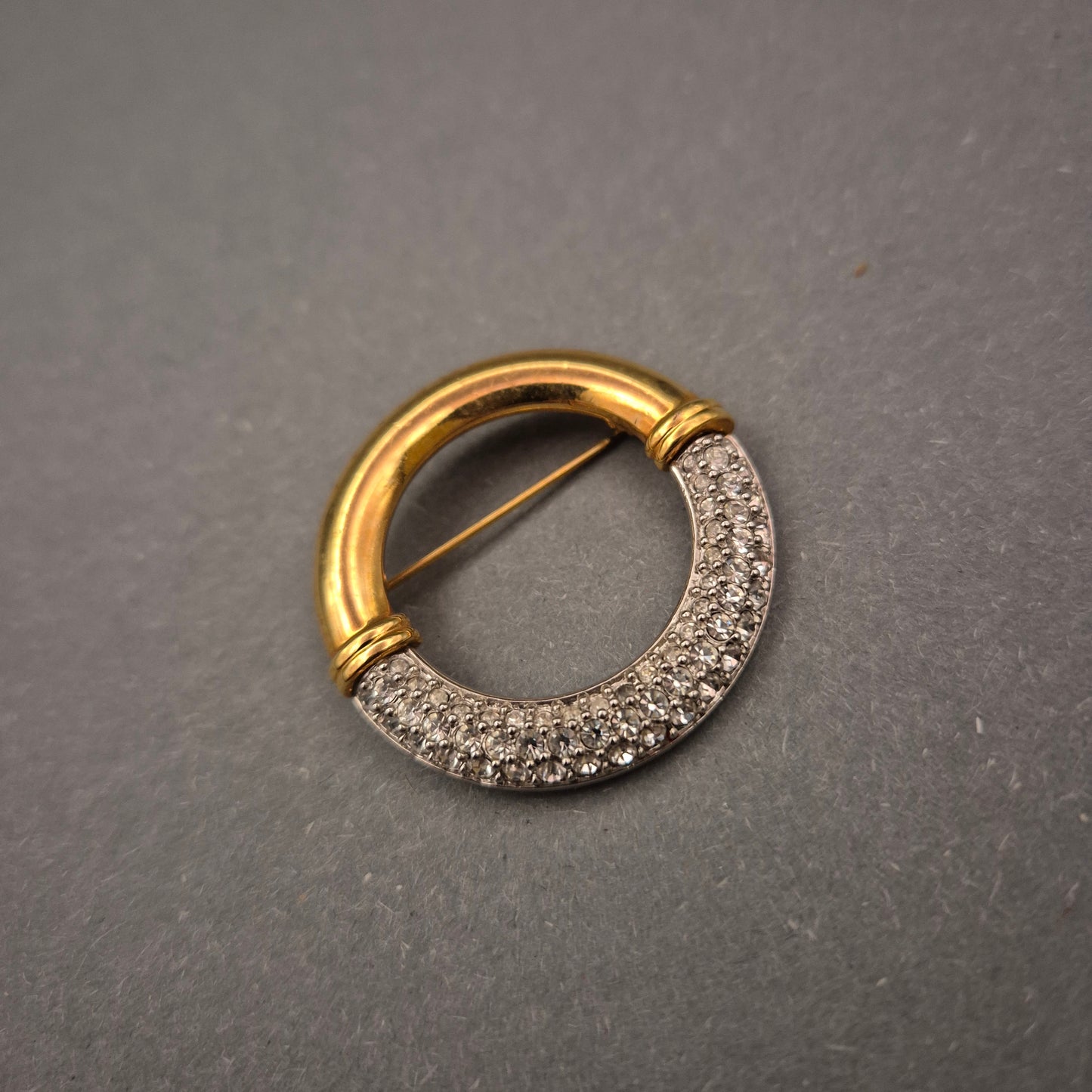 Elegante Bicolor-Brosche – Goldfarben & Funkelnder Strass-Besatz