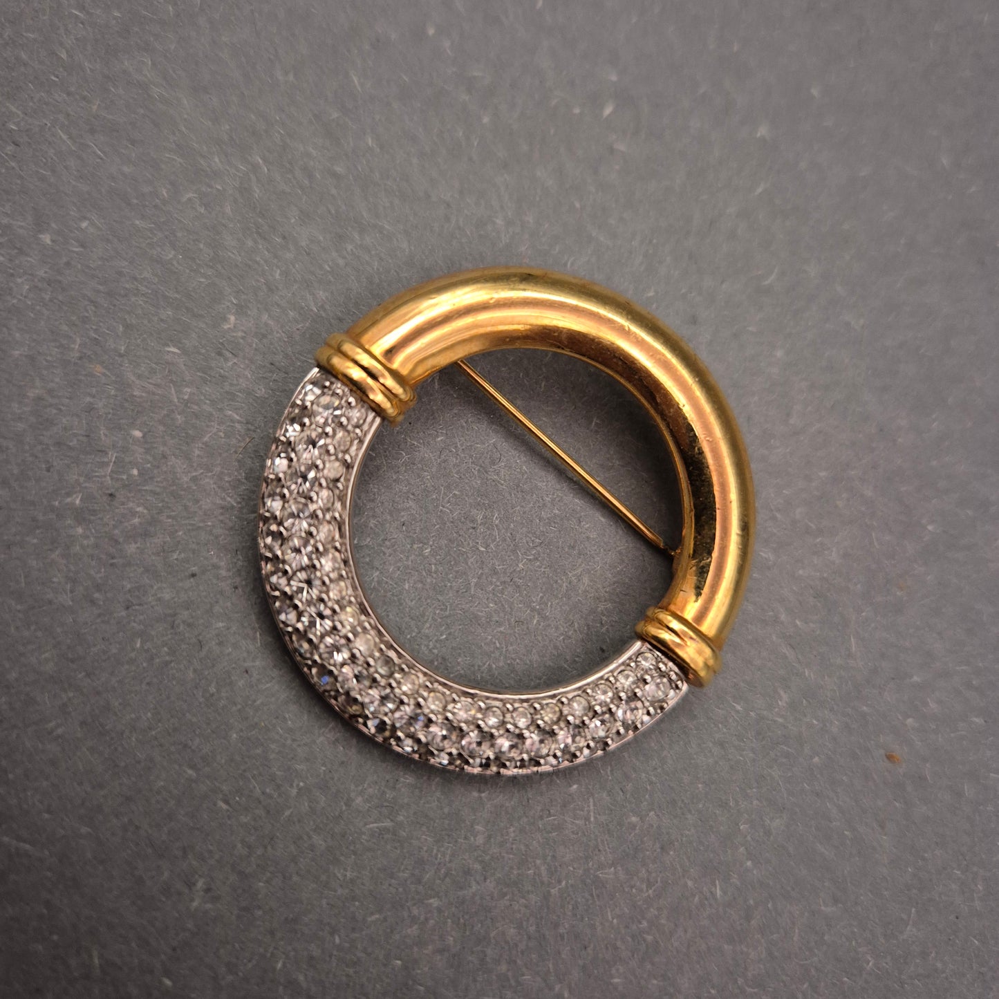 Elegante Bicolor-Brosche – Goldfarben & Funkelnder Strass-Besatz