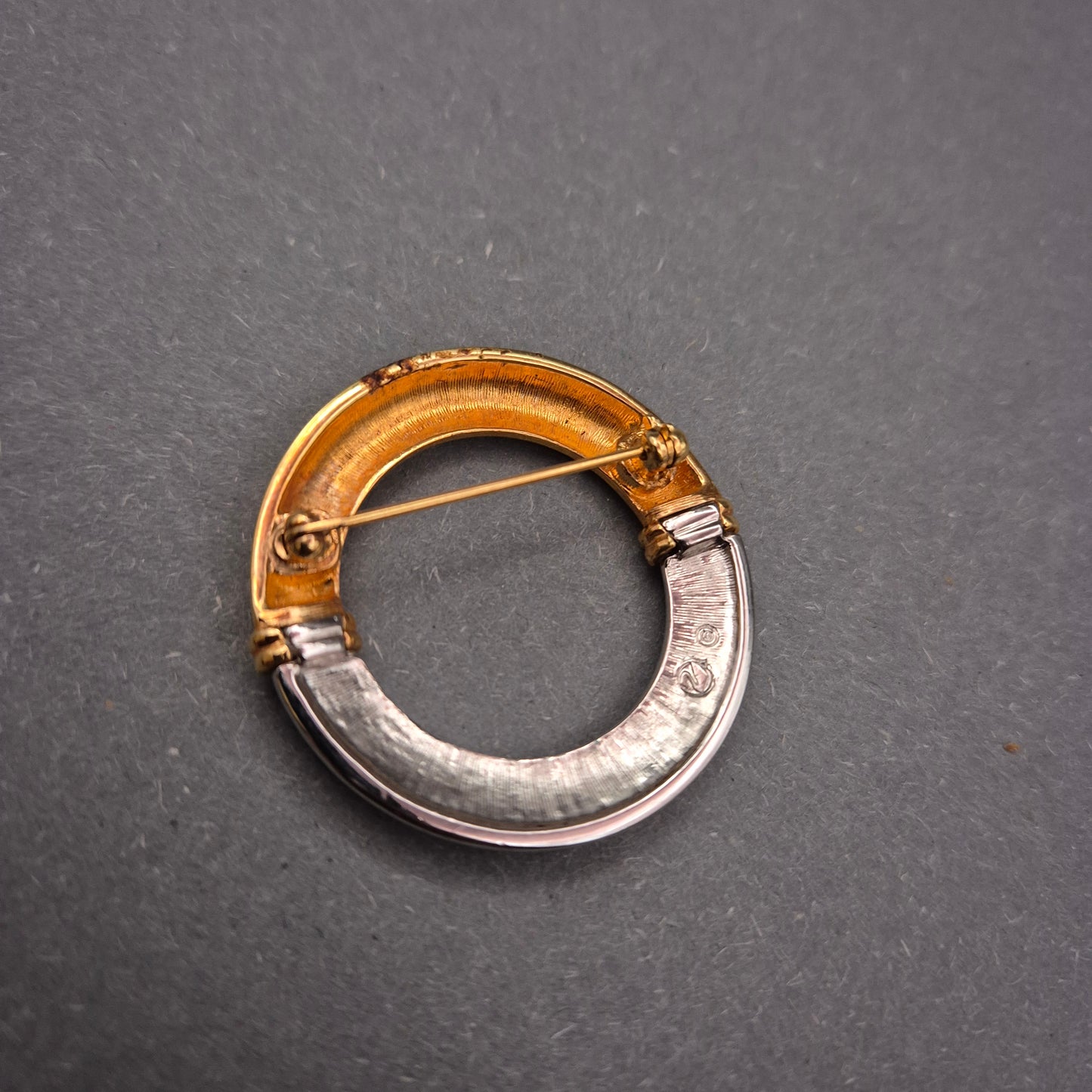 Elegante Bicolor-Brosche – Goldfarben & Funkelnder Strass-Besatz