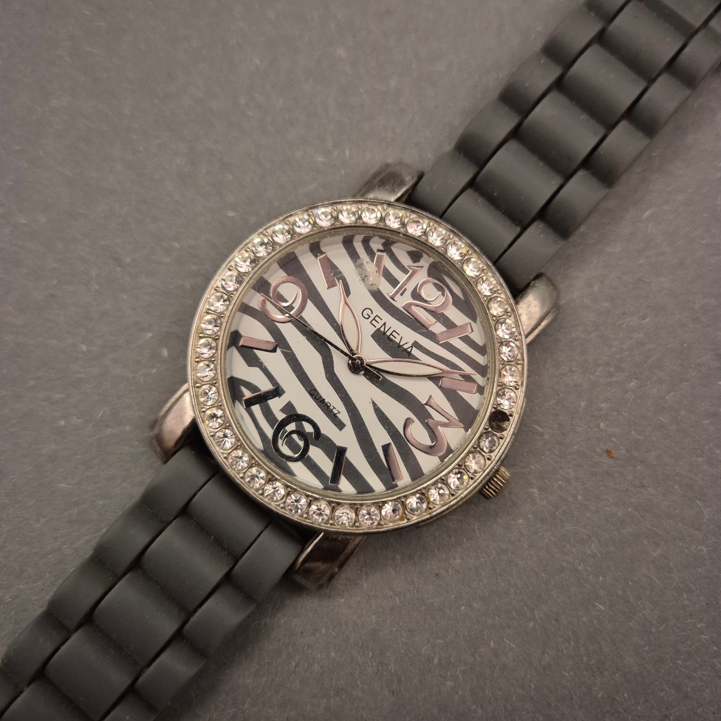 Geneva Damen Uhr – Trendiges Zebra-Zifferblatt mit Strass-Besatz