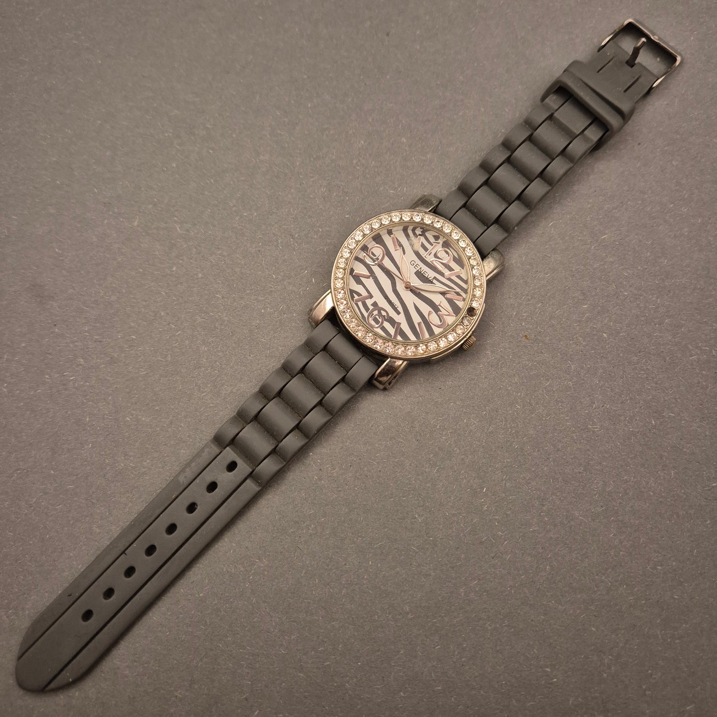 Geneva Damen Uhr – Trendiges Zebra-Zifferblatt mit Strass-Besatz