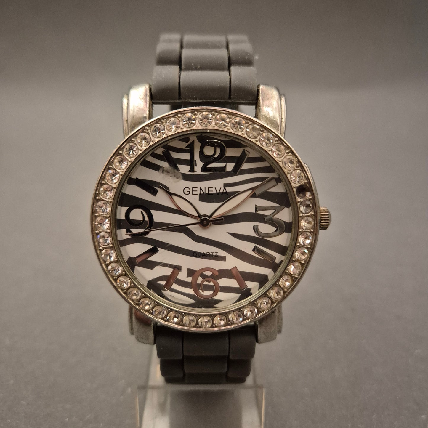 Geneva Damen Uhr – Trendiges Zebra-Zifferblatt mit Strass-Besatz