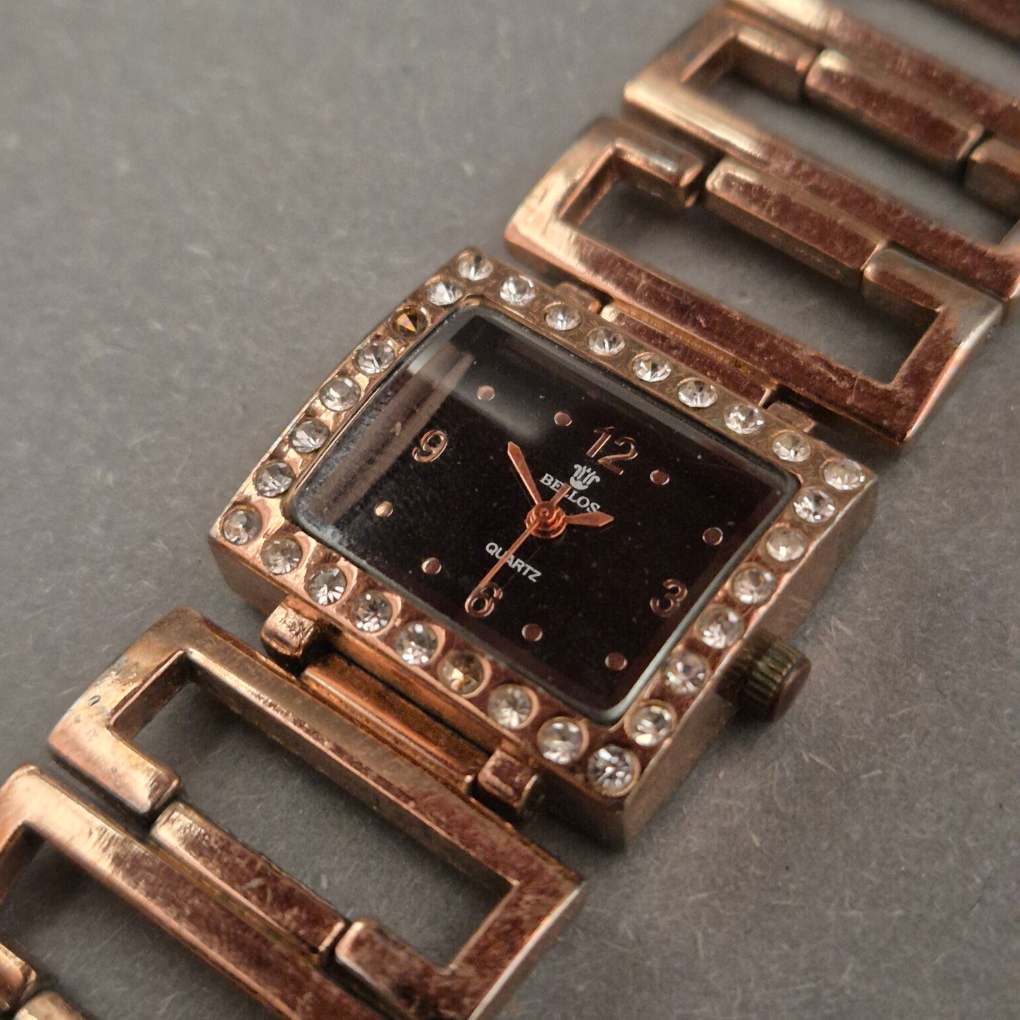 Glamouröse Bellos Damen Uhr – Roségold-Look & Eckiger Strass-Besatz