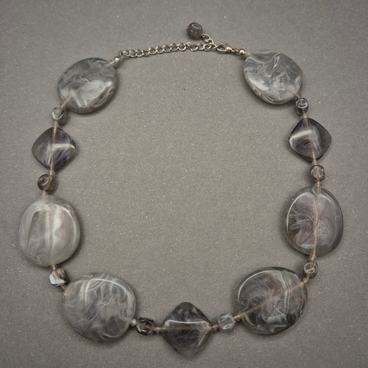 Elegante Halskette mit marmorierten Glasperlen – Stilvoll in Grau und Schwarz