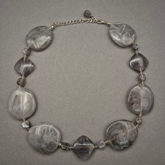 Elegante Halskette mit marmorierten Glasperlen – Stilvoll in Grau und Schwarz