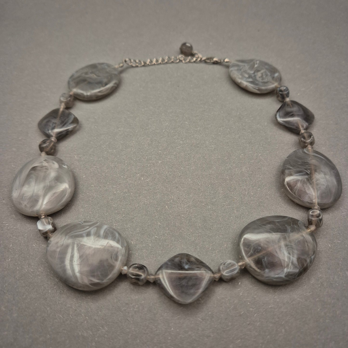 Elegante Halskette mit marmorierten Glasperlen – Stilvoll in Grau und Schwarz