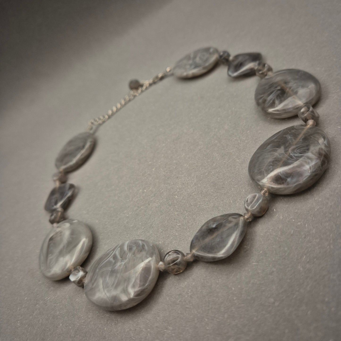 Elegante Halskette mit marmorierten Glasperlen – Stilvoll in Grau und Schwarz