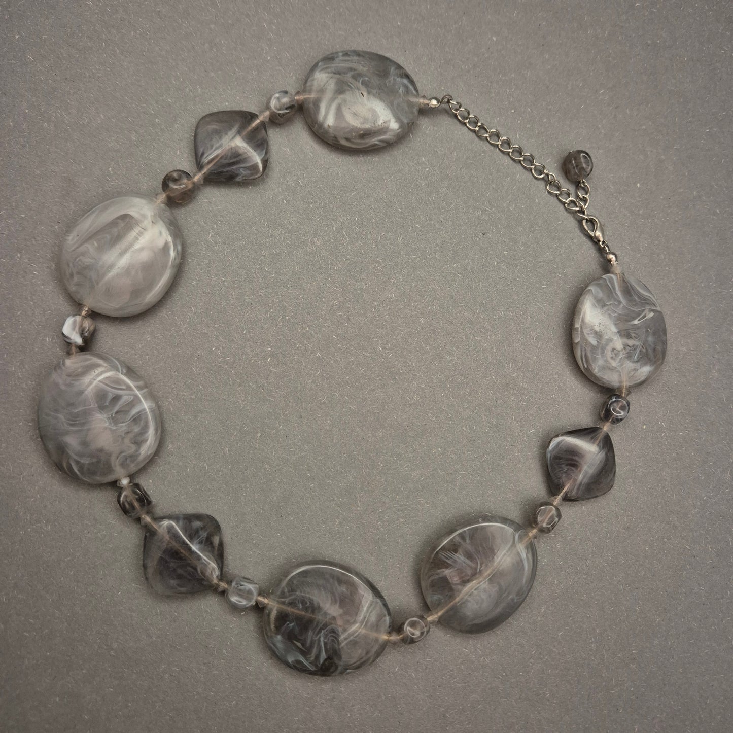 Elegante Halskette mit marmorierten Glasperlen – Stilvoll in Grau und Schwarz