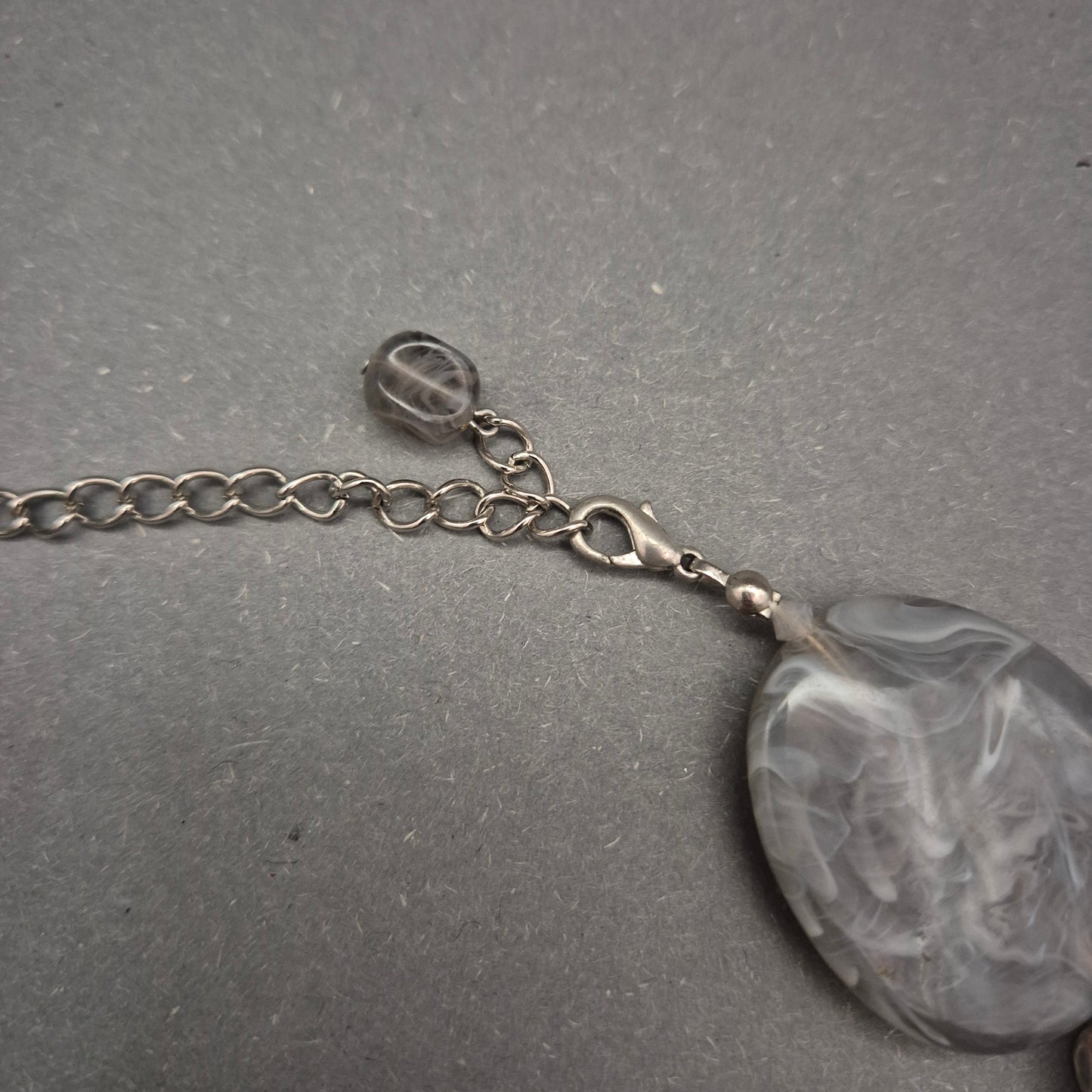 Elegante Halskette mit marmorierten Glasperlen – Stilvoll in Grau und Schwarz