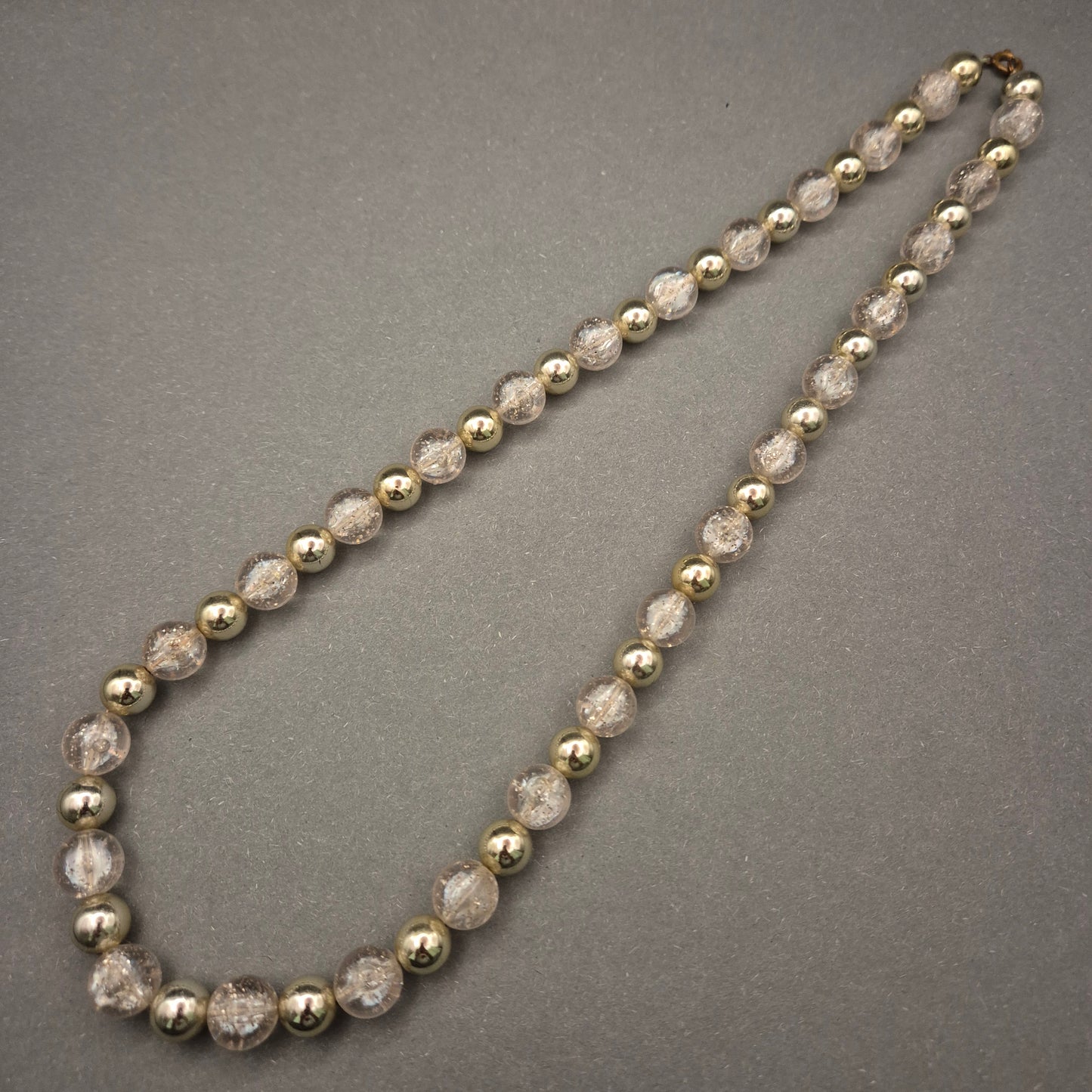 Klassische Halskette mit Crackle Glasperlen und goldenen Metallperlen