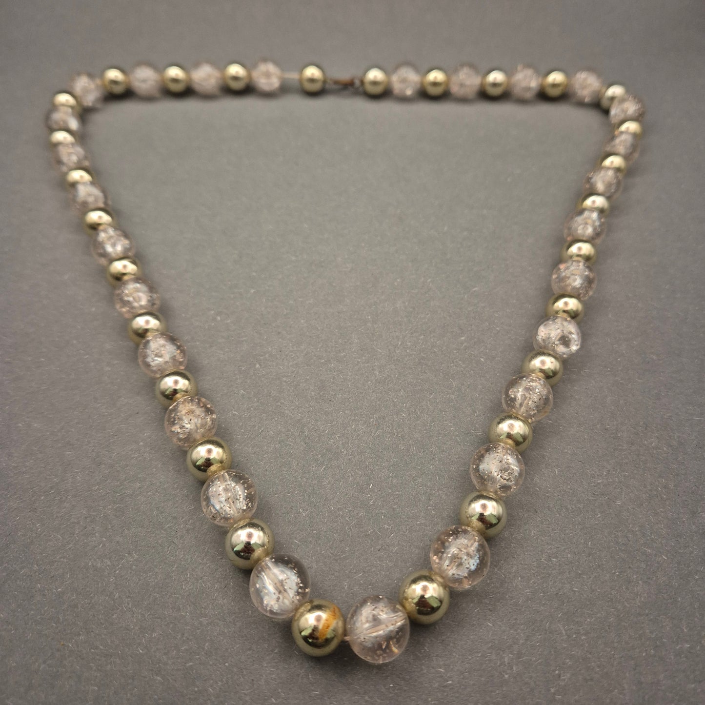 Klassische Halskette mit Crackle Glasperlen und goldenen Metallperlen