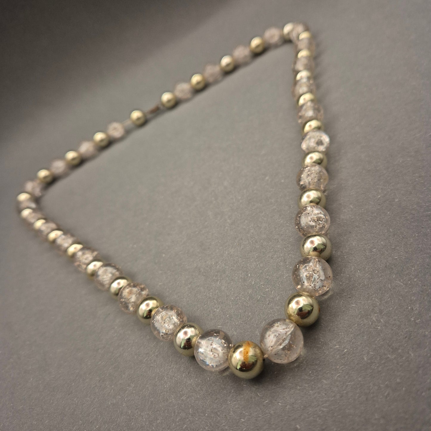 Klassische Halskette mit Crackle Glasperlen und goldenen Metallperlen