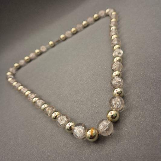 Klassische Halskette mit Crackle Glasperlen und goldenen Metallperlen