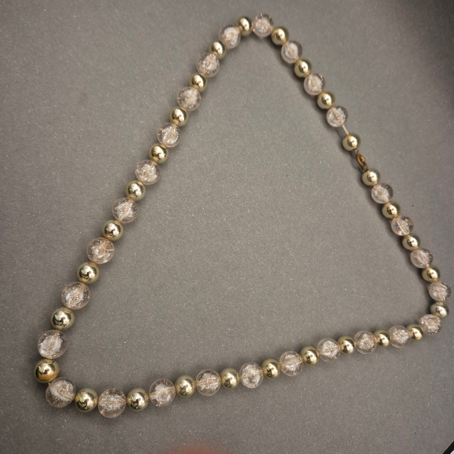 Klassische Halskette mit Crackle Glasperlen und goldenen Metallperlen