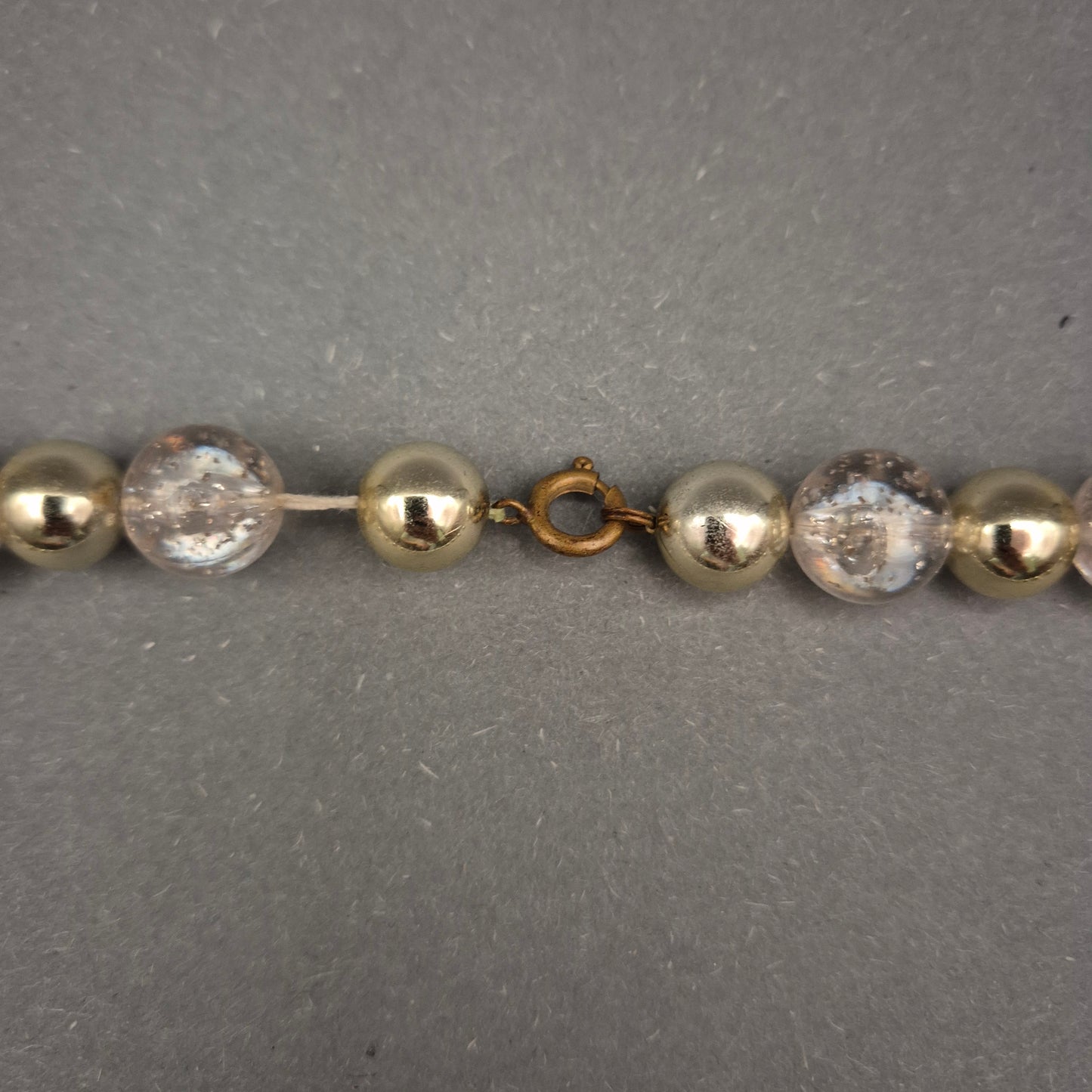 Klassische Halskette mit Crackle Glasperlen und goldenen Metallperlen