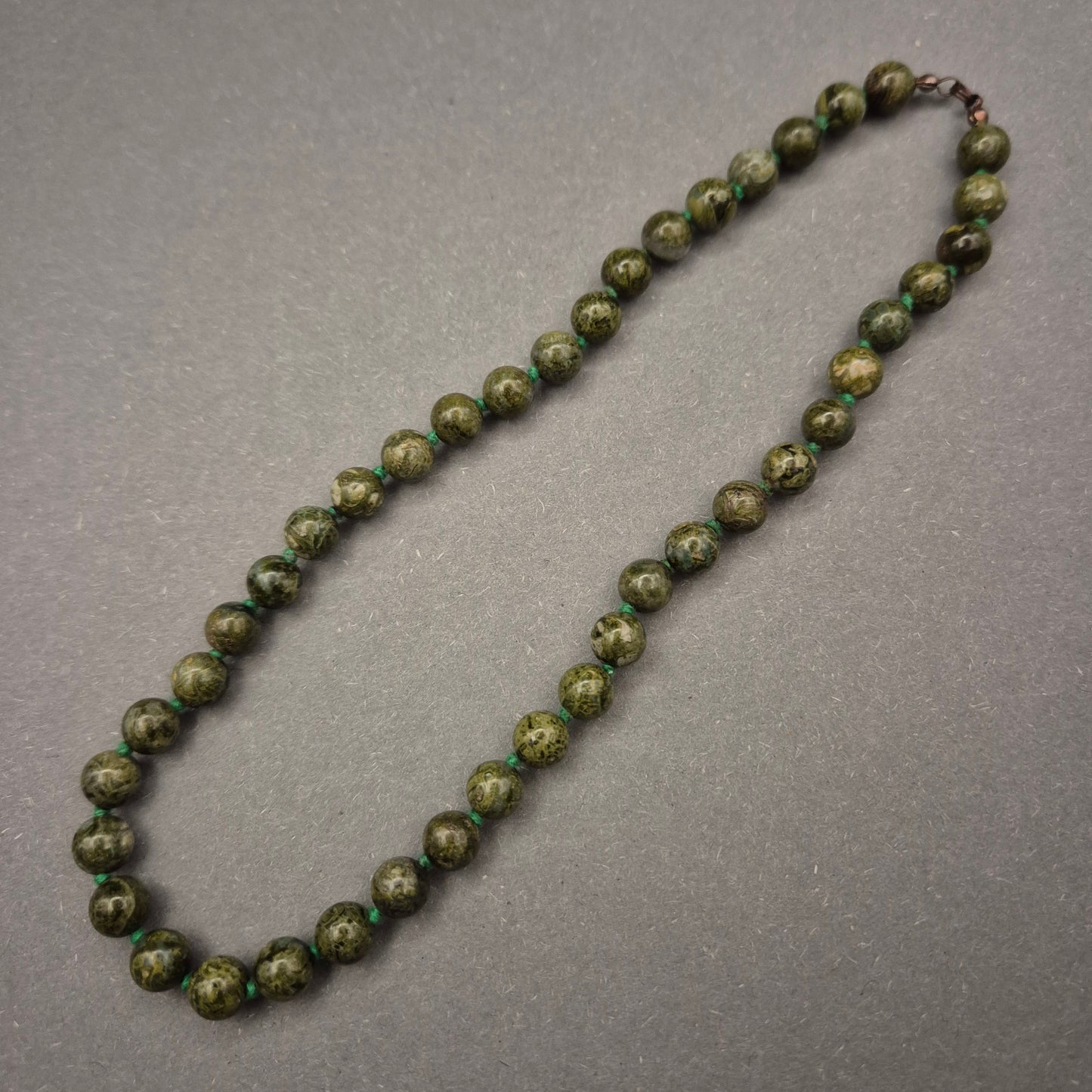 Zeitlose Naturstein Halskette in Grün – Runde Perlen und elegantes Design
