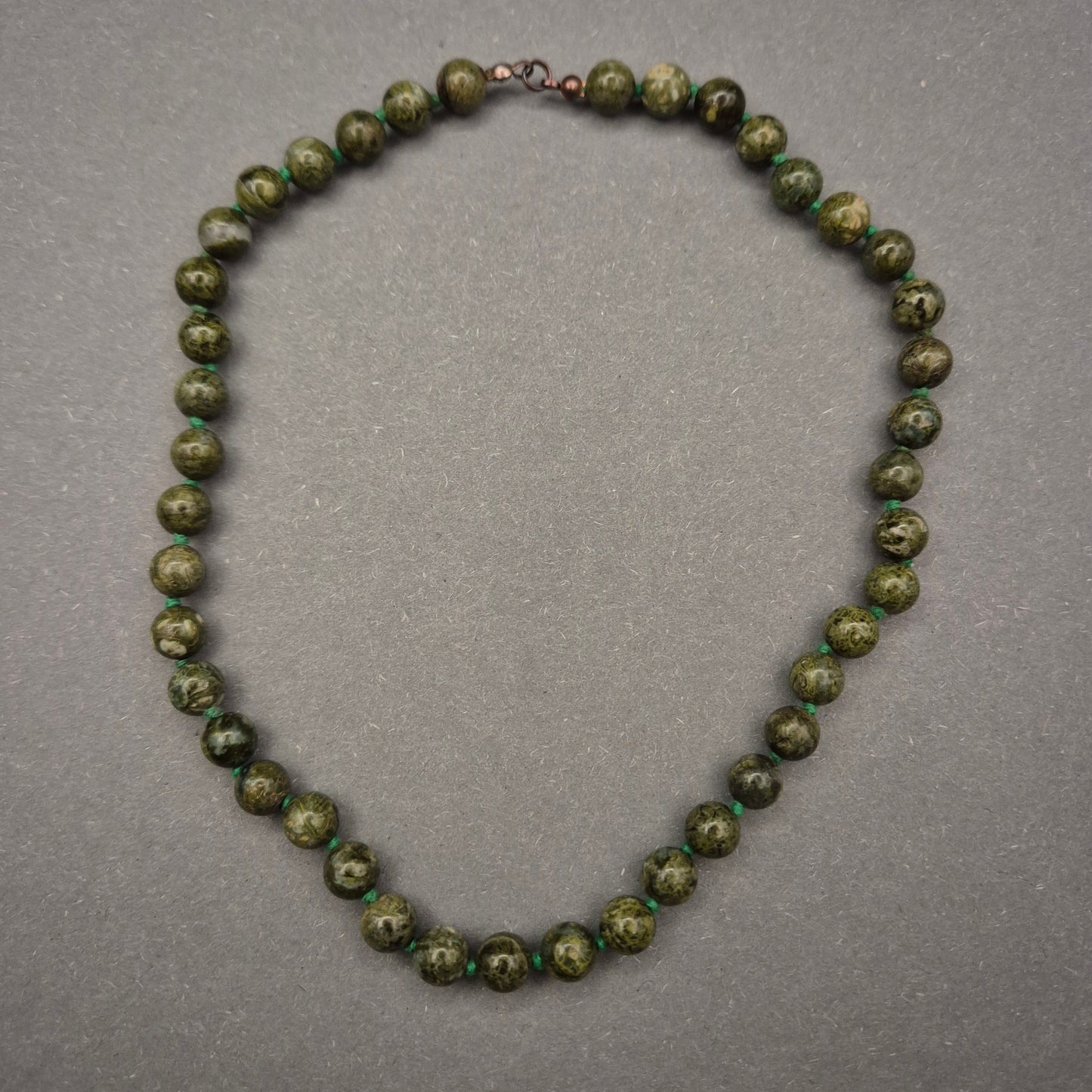 Zeitlose Naturstein Halskette in Grün – Runde Perlen und elegantes Design
