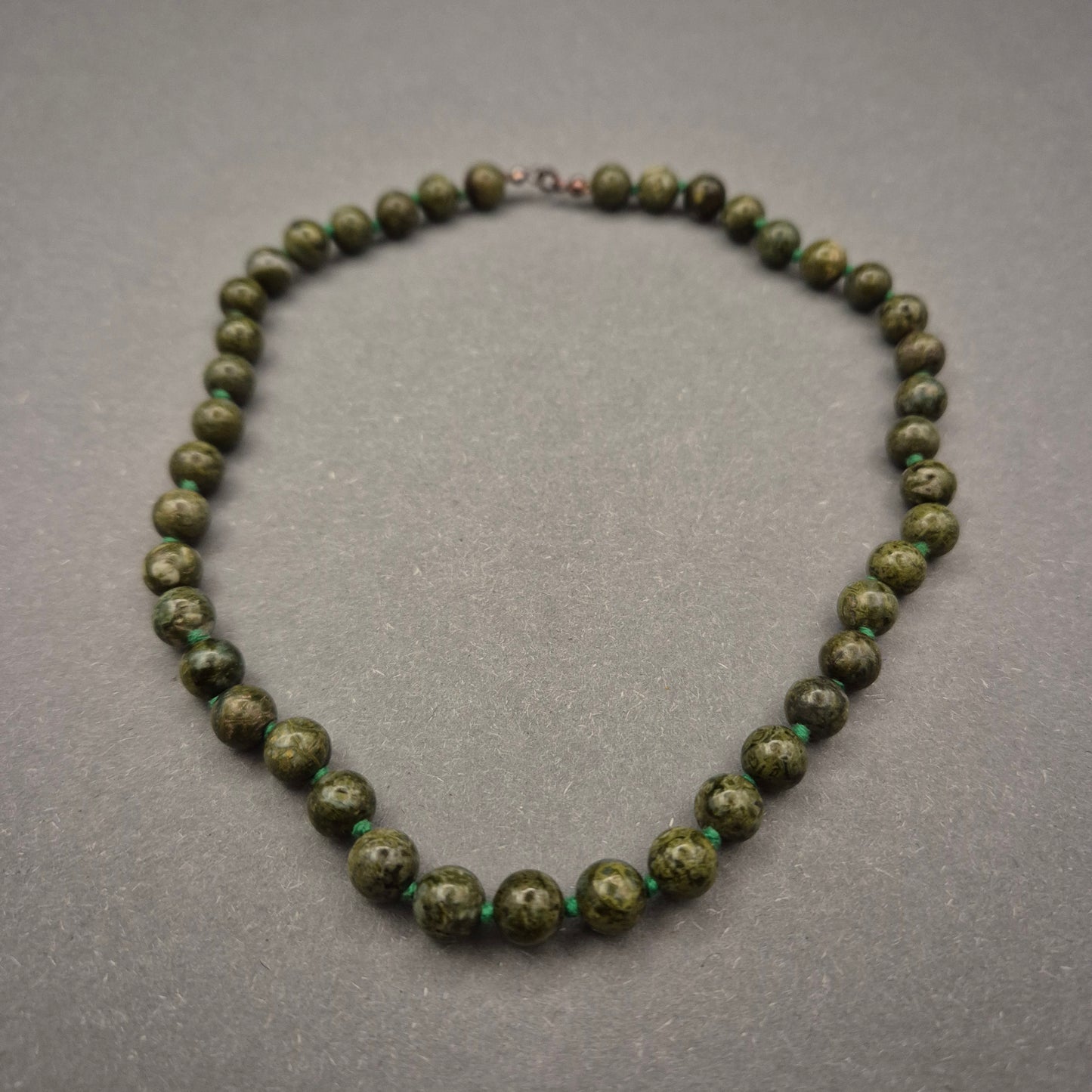 Zeitlose Naturstein Halskette in Grün – Runde Perlen und elegantes Design