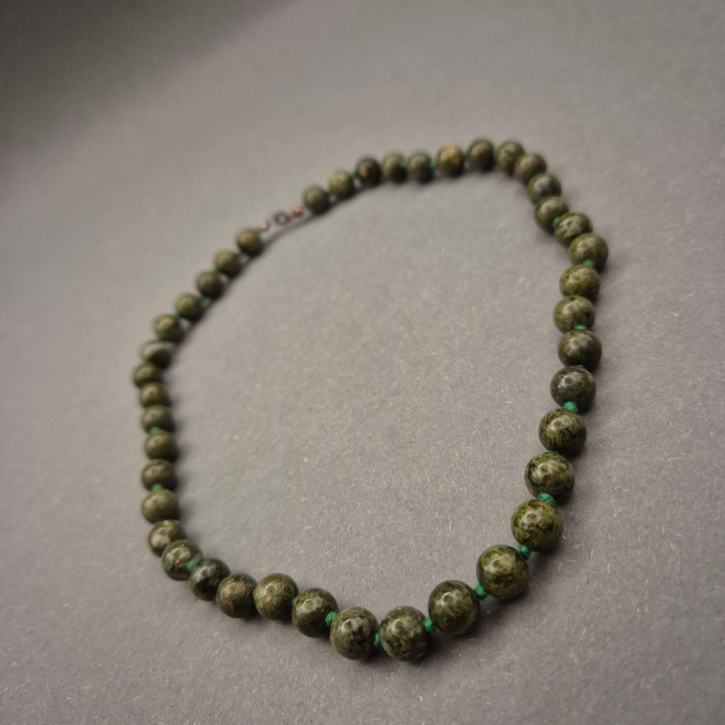 Zeitlose Naturstein Halskette in Grün – Runde Perlen und elegantes Design