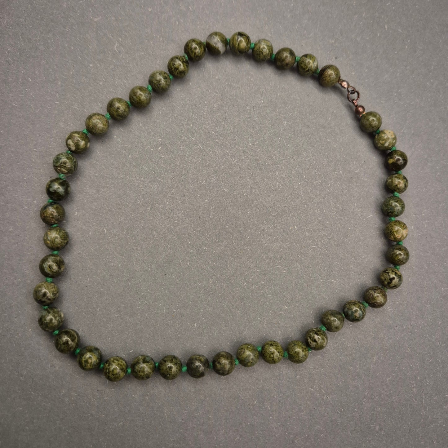 Zeitlose Naturstein Halskette in Grün – Runde Perlen und elegantes Design