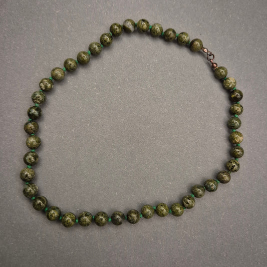 Zeitlose Naturstein Halskette in Grün – Runde Perlen und elegantes Design