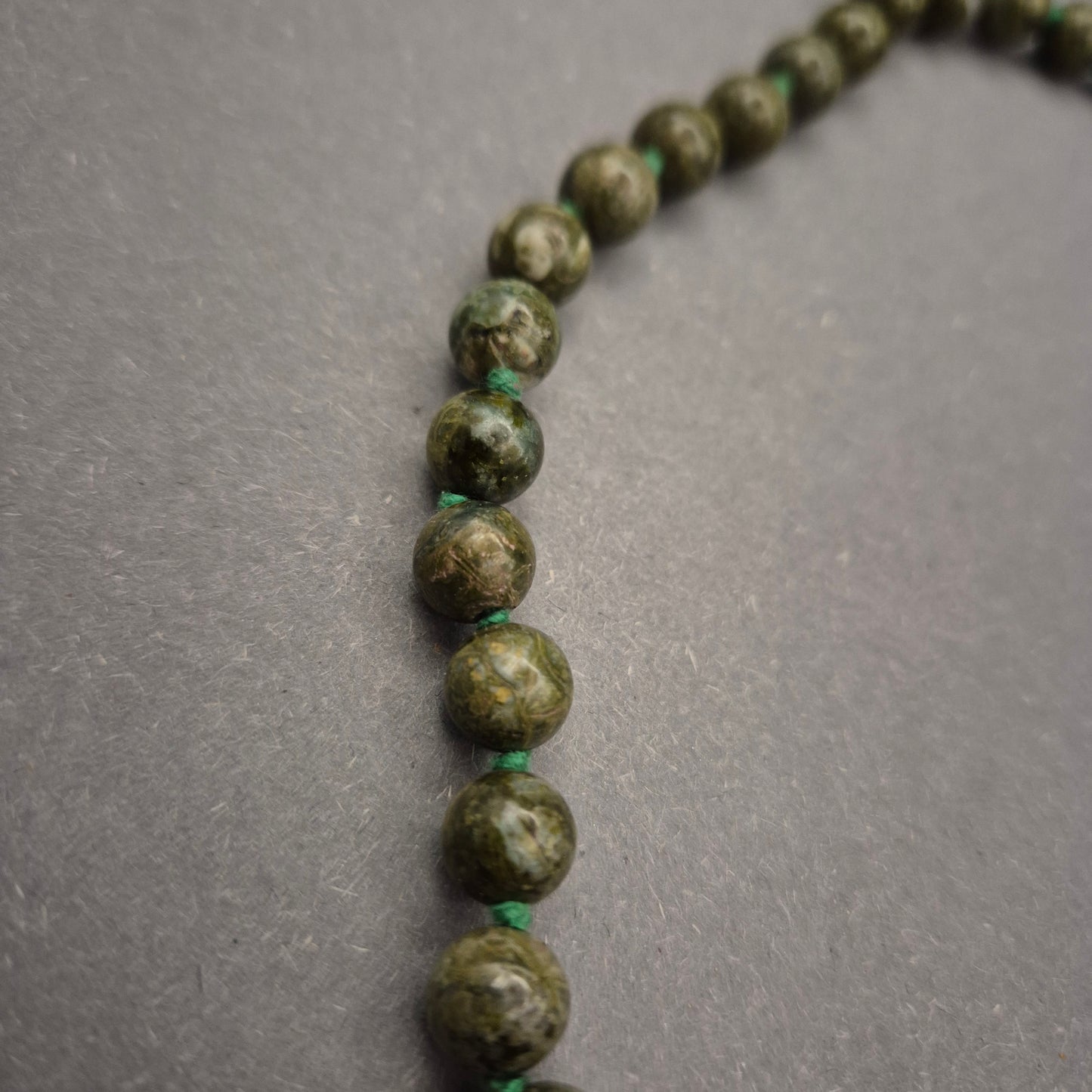 Zeitlose Naturstein Halskette in Grün – Runde Perlen und elegantes Design