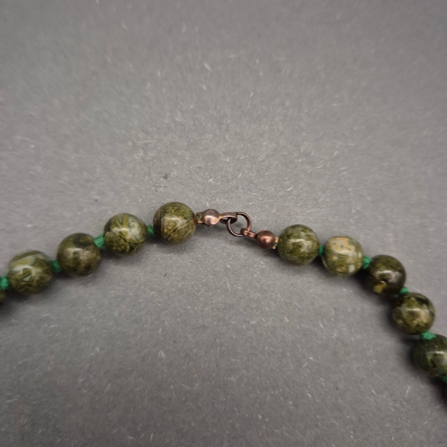 Zeitlose Naturstein Halskette in Grün – Runde Perlen und elegantes Design