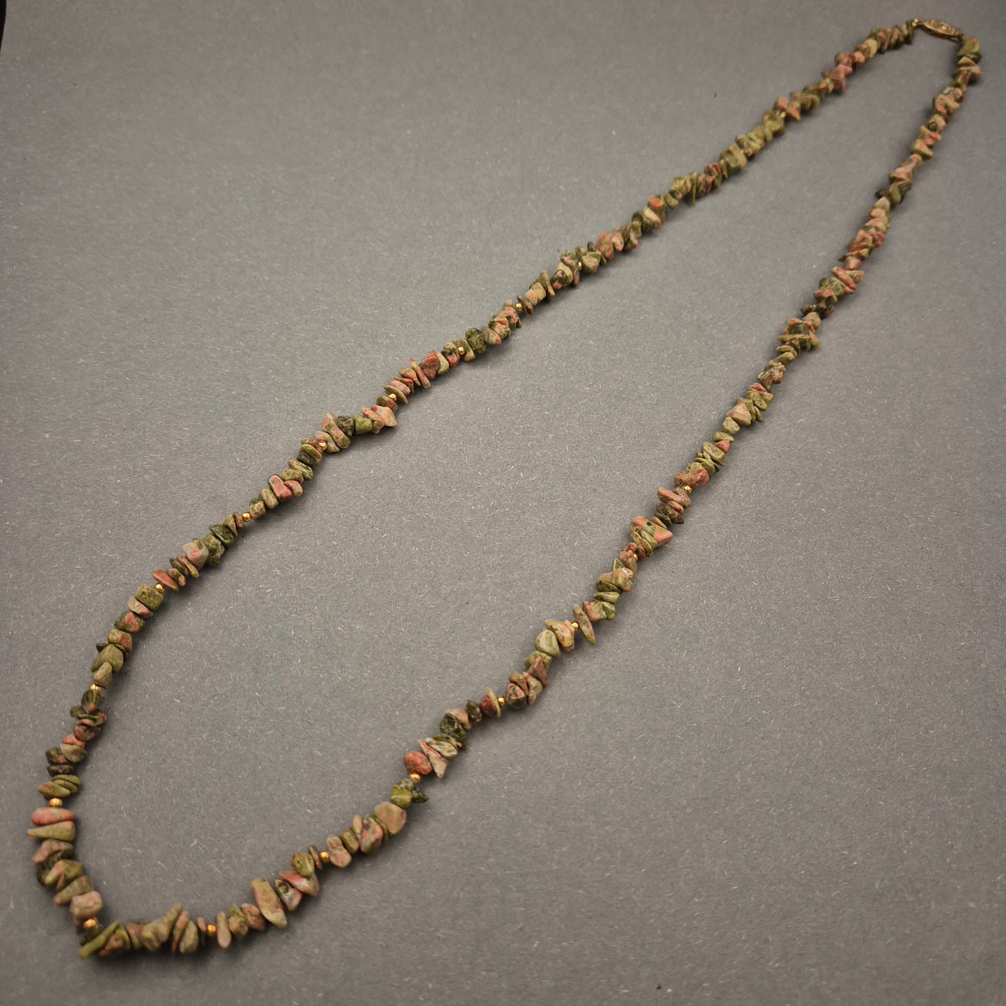 Natürliche Halskette mit grünen und rosa Stein-Chips – Unikat-Design