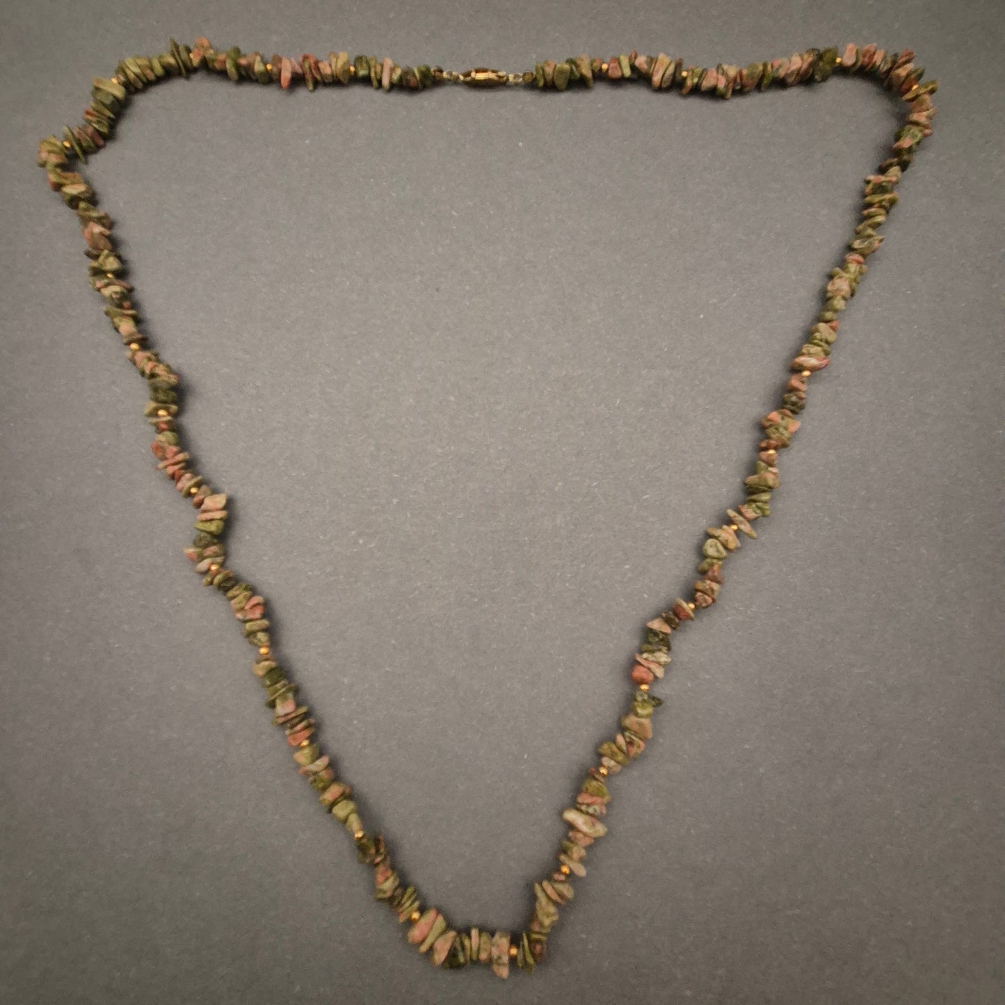 Natürliche Halskette mit grünen und rosa Stein-Chips – Unikat-Design