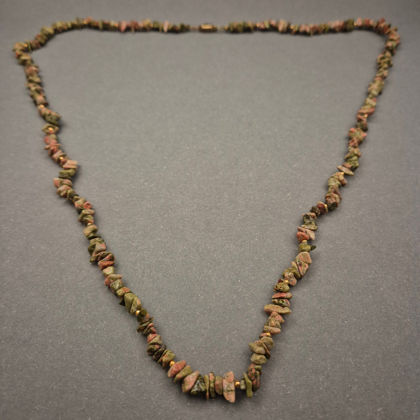 Natürliche Halskette mit grünen und rosa Stein-Chips – Unikat-Design