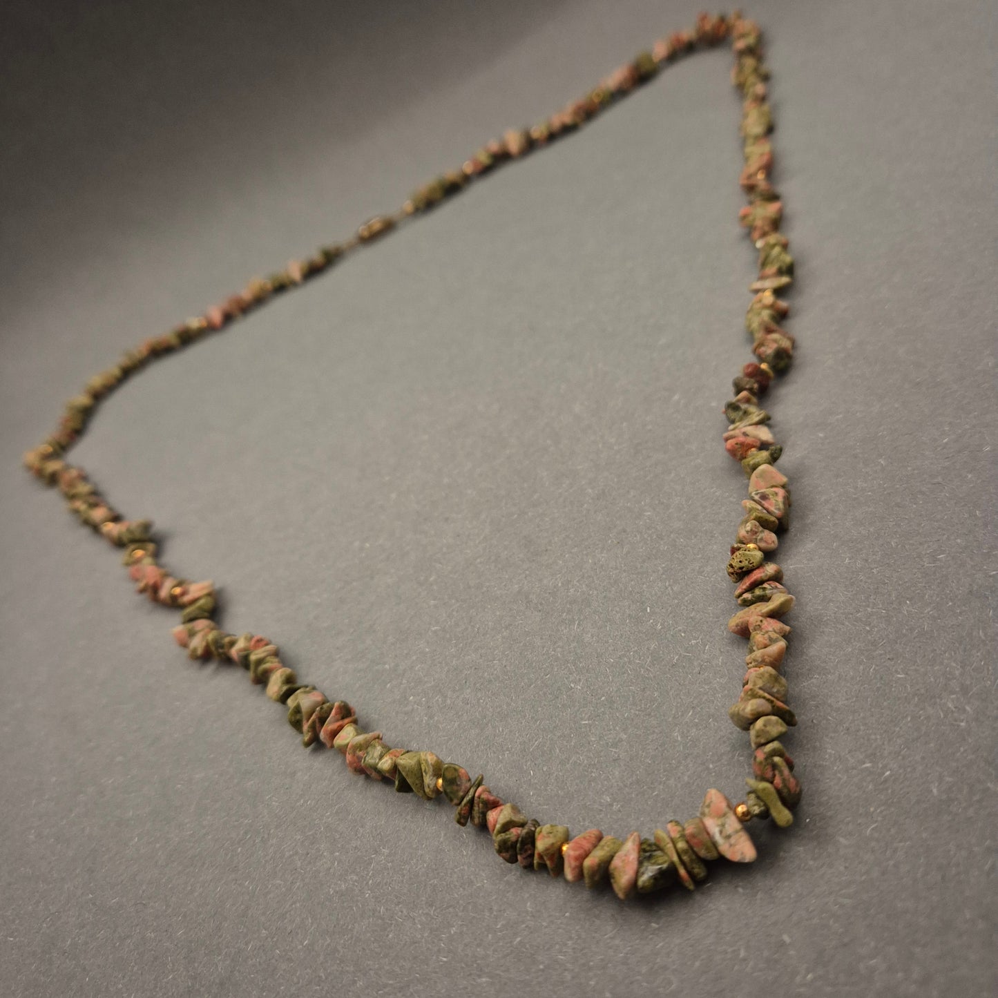 Natürliche Halskette mit grünen und rosa Stein-Chips – Unikat-Design