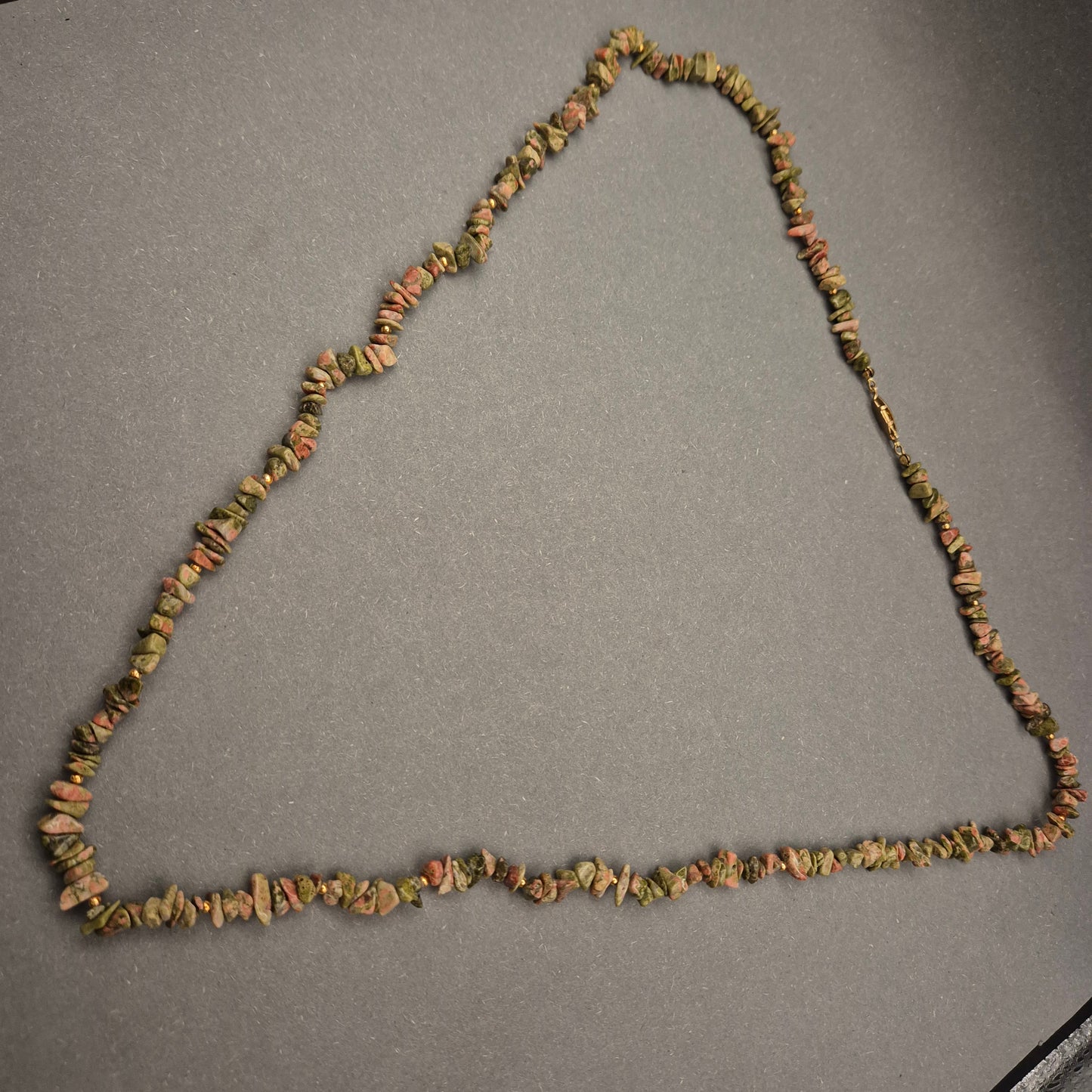 Natürliche Halskette mit grünen und rosa Stein-Chips – Unikat-Design