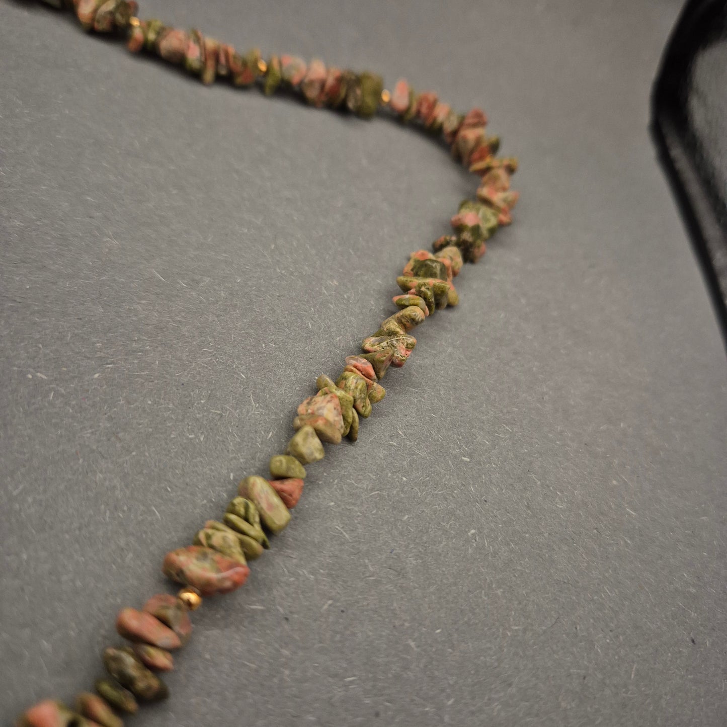 Natürliche Halskette mit grünen und rosa Stein-Chips – Unikat-Design