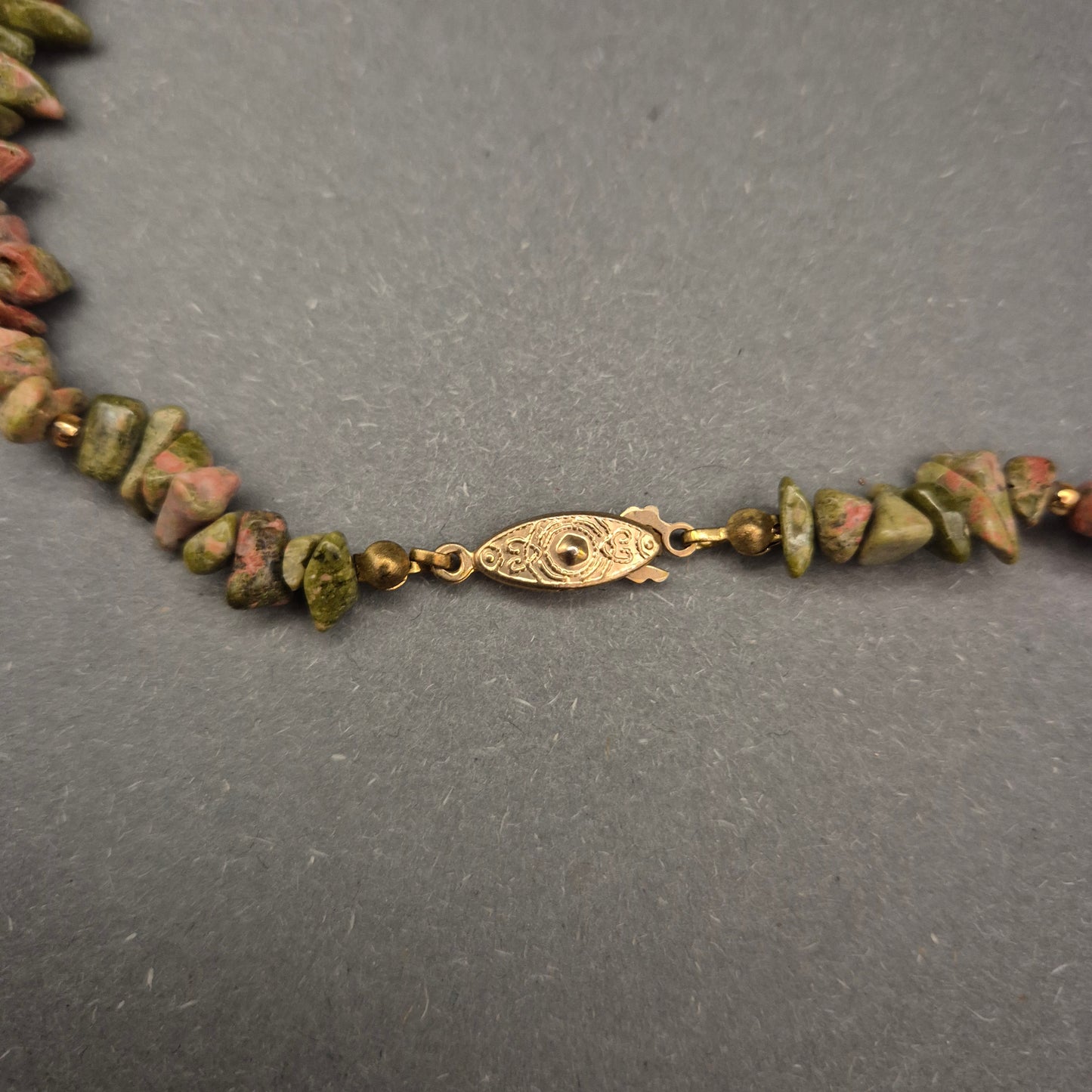 Natürliche Halskette mit grünen und rosa Stein-Chips – Unikat-Design