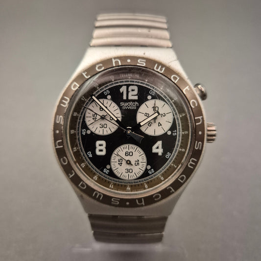 Swatch Irony Chronograph Herren Uhr – Sportliches Design aus Aluminium