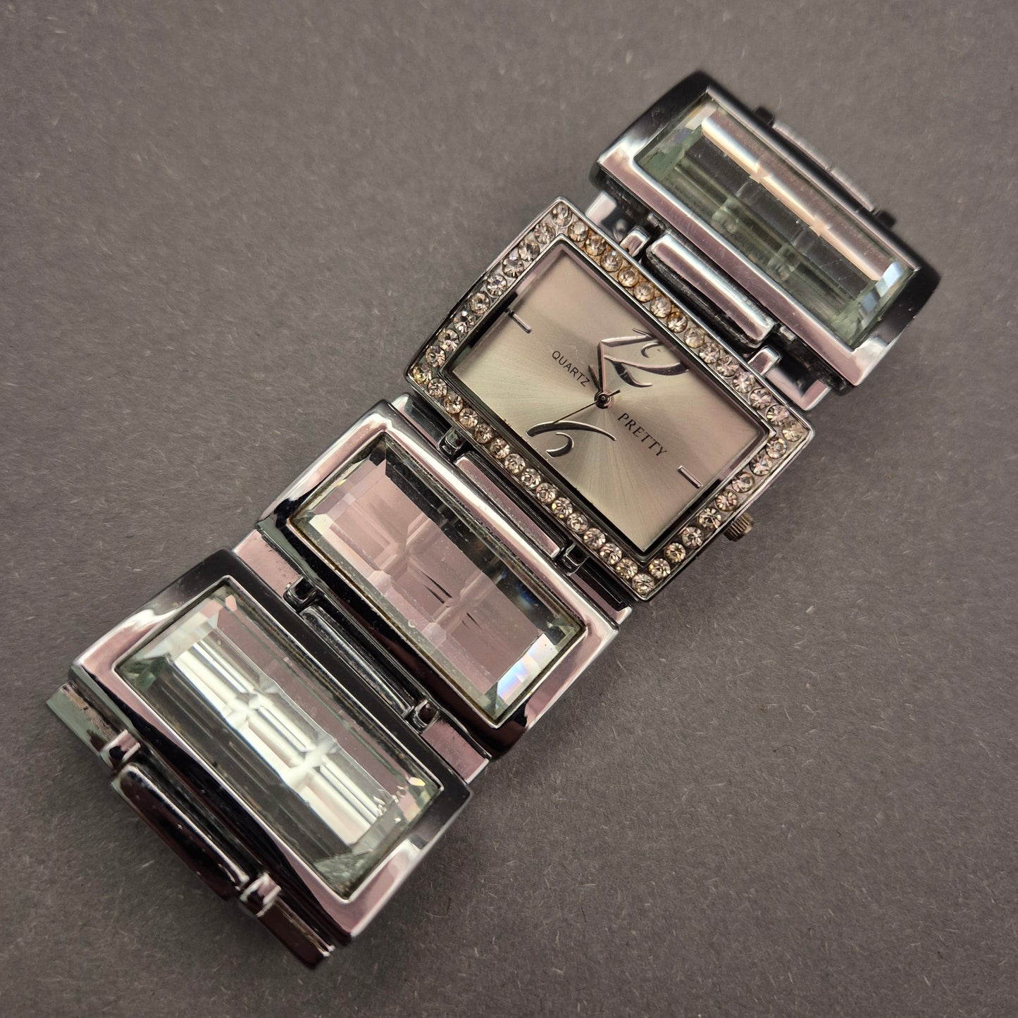 Glamouröse Damen Uhr mit Kristallstein-Armband – Quartz Pretty